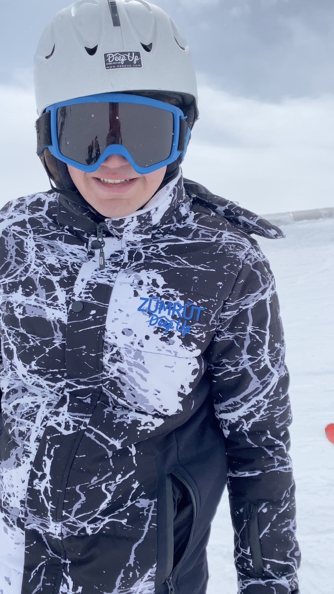 Kayak Merkezlerinde Sezonluk İş: Aylık 2000 Dolar Rehberi